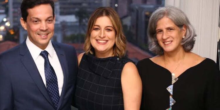 Carlos Meves e Milu Megale ao lado de Renata Campos