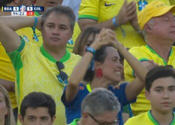 Tanto Efraim quanto Azi estavam na arquibancada vestidos com a camisa da Seleção Brasileira