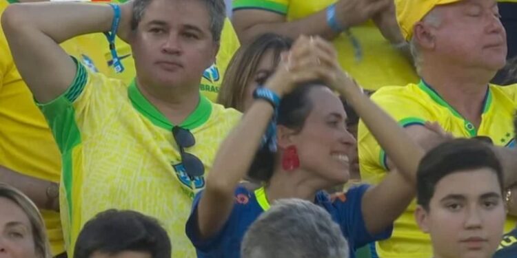 Tanto Efraim quanto Azi estavam na arquibancada vestidos com a camisa da Seleção Brasileira