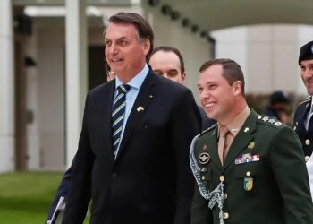 O ex-presidente Jair Bolsonaro e seu então ajudante de ordens, Mauro Cid