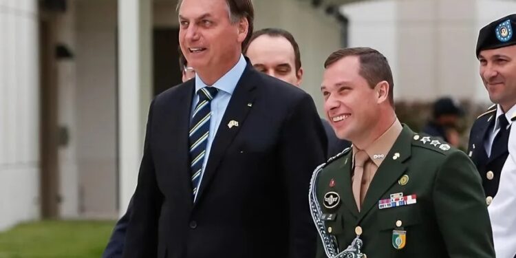 O ex-presidente Jair Bolsonaro e seu então ajudante de ordens, Mauro Cid