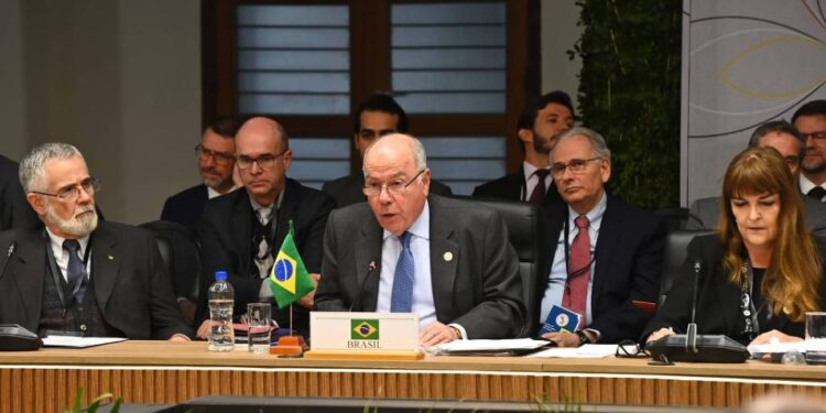 O chanceler do Brasil, Mauro Vieira, durante reunião do Mercosul em Assunção, no Paraguai