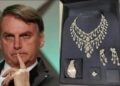Segundo a PF, ex-auxiliares de Bolsonaro venderam os presentes oficiais e entregaram o dinheiro em espécie para o ex-presidente.