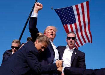 Donald Trump fazendo gesto de força e resistência após ataque