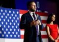 J.D. Vance fala com apoiadores ao lado de sua esposa Usha Vance, em uma festa eleitoral após vencer as primárias em Cincinnati