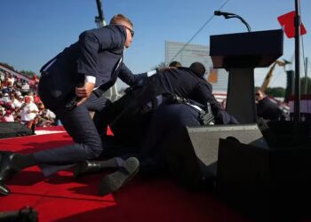 Agentes do Serviço Secreto em cima de Donald Trump após o disparo