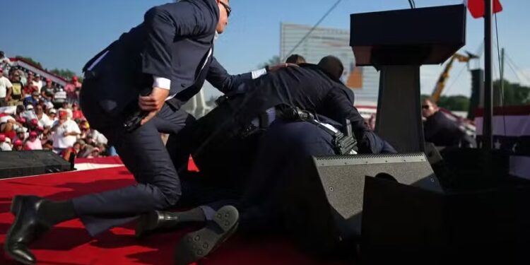 Agentes do Serviço Secreto em cima de Donald Trump após o disparo