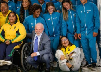 O presidente Lula e a primeira-dama Janja durante encontro com atletas paralímpicos e olímpicos no Palácio do Planalto, em Brasília