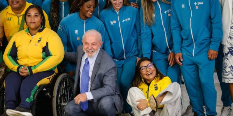 O presidente Lula e a primeira-dama Janja durante encontro com atletas paralímpicos e olímpicos no Palácio do Planalto, em Brasília