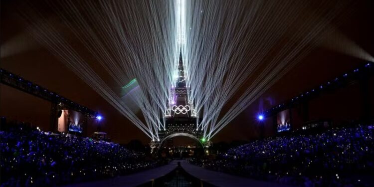 Um dos pontos altos da abertura foram as imagens captadas pela TV da Torre Eiffel