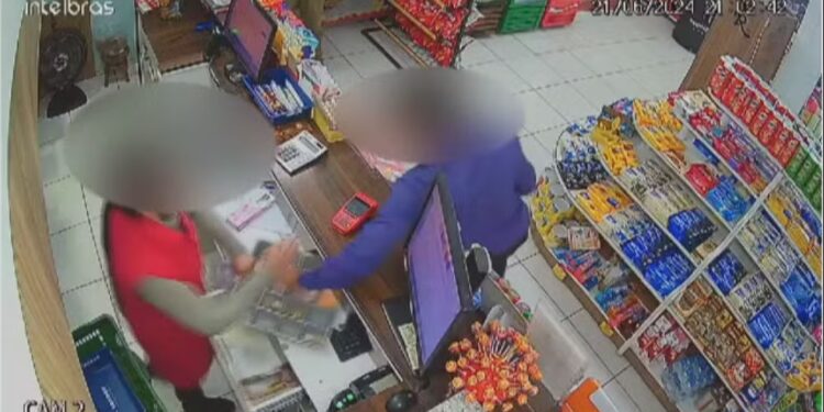 O homem escolhia apenas farmácias com funcionárias mulheres