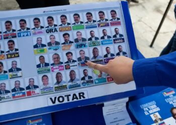 Fotos de Maduro, que aparece por 13 partidos, ocupam toda a primeira linha e parte da segunda