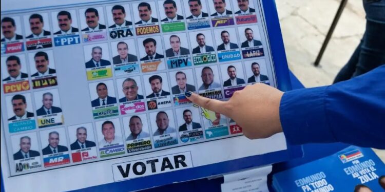 Fotos de Maduro, que aparece por 13 partidos, ocupam toda a primeira linha e parte da segunda