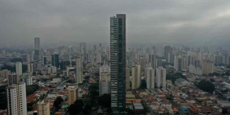 Operação Fim da Linha descobre esquema de lavagem de dinheiro do PCC em imóveis milionários.