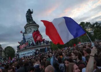 Franceses comemoram resultado das urnas