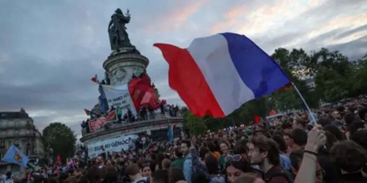 Franceses comemoram resultado das urnas