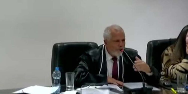 O desembargador Luís César de Paula Espíndola, do TJ do Paraná, foi condenado em 2023, pelo STJ, por violência doméstica