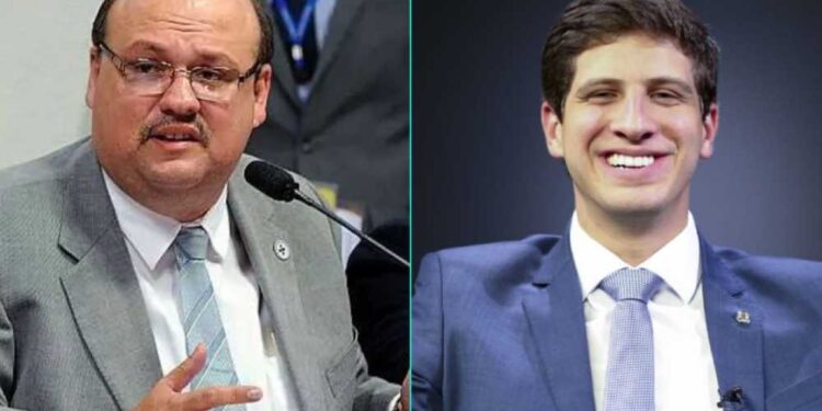 Mozart Sales (esq) largou mão de ministério para concorrer à vaga de vice de João Campos.