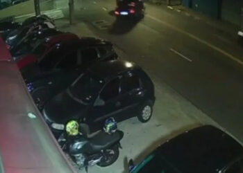 Colisão entre os veículos foi flagrado por câmera.