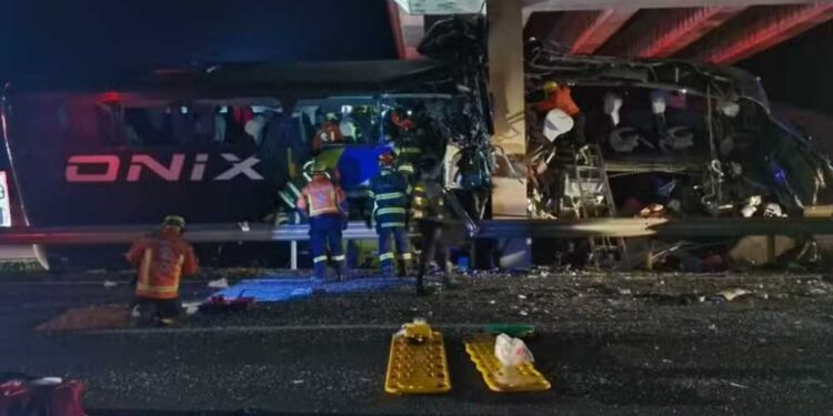 Acidente grave de ônibus deixa 10 mortos e 42 feridos em Itapetininga, São Paulo.