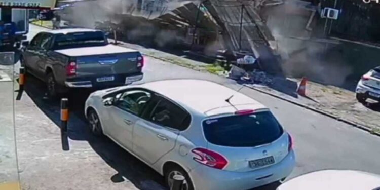 Fachada de galeria desaba em Jaboatão dos Guararapes, deixando feridos.