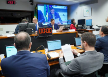 Câmara aprova PEC que pode livrar partidos de multas por não cumprir cota racial.