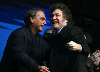 Jair Bolsonaro saudou Javier Milei durante o evento conservador em Balneário Camboriú.