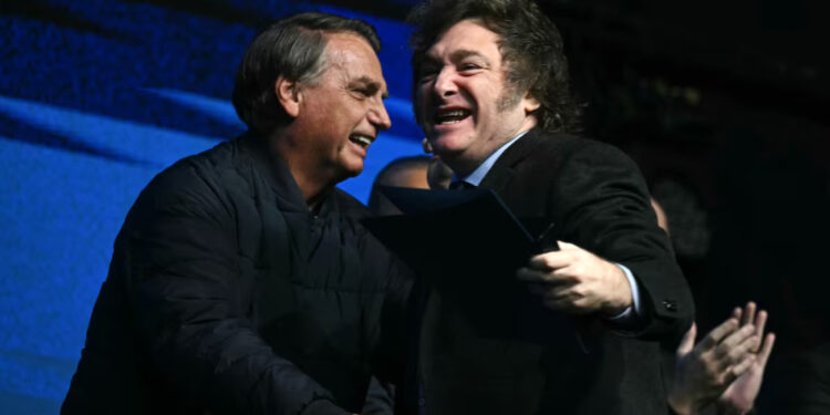 Jair Bolsonaro saudou Javier Milei durante o evento conservador em Balneário Camboriú.