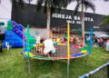 Exemplo de evento produzido pela empresa Produmix, em frente a uma igreja, em Curicica, na zona oeste do Rio.