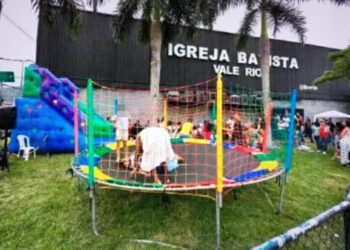 Exemplo de evento produzido pela empresa Produmix, em frente a uma igreja, em Curicica, na zona oeste do Rio.