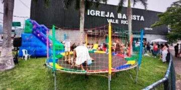 Exemplo de evento produzido pela empresa Produmix, em frente a uma igreja, em Curicica, na zona oeste do Rio.