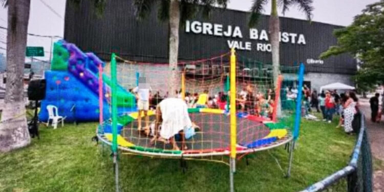 Exemplo de evento produzido pela empresa Produmix, em frente a uma igreja, em Curicica, na zona oeste do Rio.