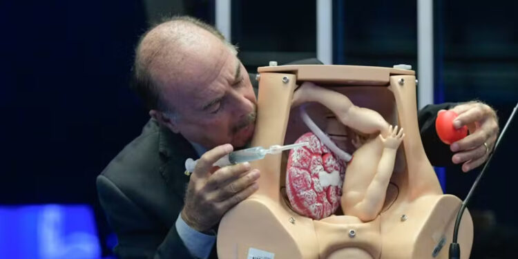 Lira reconhece equívoco na urgência de projeto sobre aborto e propõe reinício do debate.