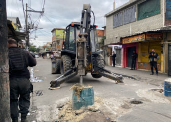 Megaoperação das forças de segurança do Rio de Janeiro acontece em dez favelas da zona oeste.