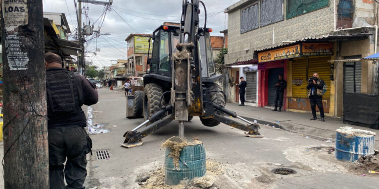Megaoperação das forças de segurança do Rio de Janeiro acontece em dez favelas da zona oeste.