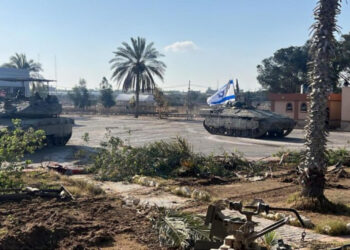 Tanques com a bandeira de Israel na fronteira de Rafah, Gaza, após o controle militar israelense em 7 de maio.