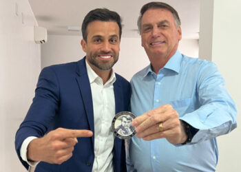 Pablo Marçal recebe 'medalha dos 3i' de Bolsonaro.