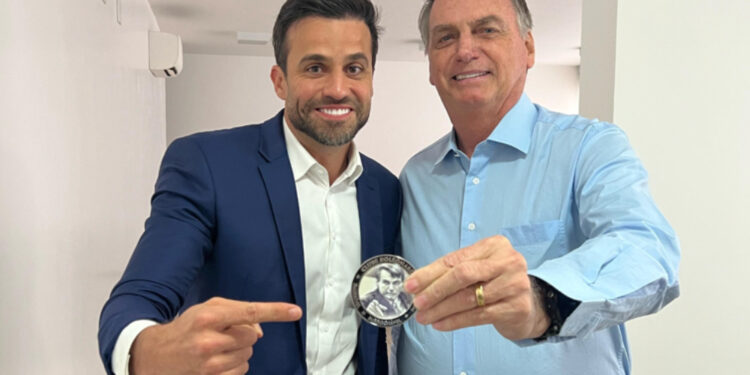 Pablo Marçal recebe 'medalha dos 3i' de Bolsonaro.