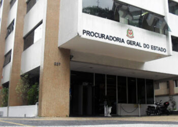 Procuradores do Estado de São Paulo recebem milhões em benefícios extras além do teto salarial.