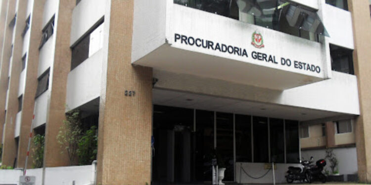 Procuradores do Estado de São Paulo recebem milhões em benefícios extras além do teto salarial.