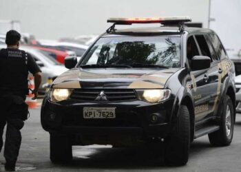 PF cumpre mandados de busca em investigação de fraude em certificados de vacinação contra a Covid-19.