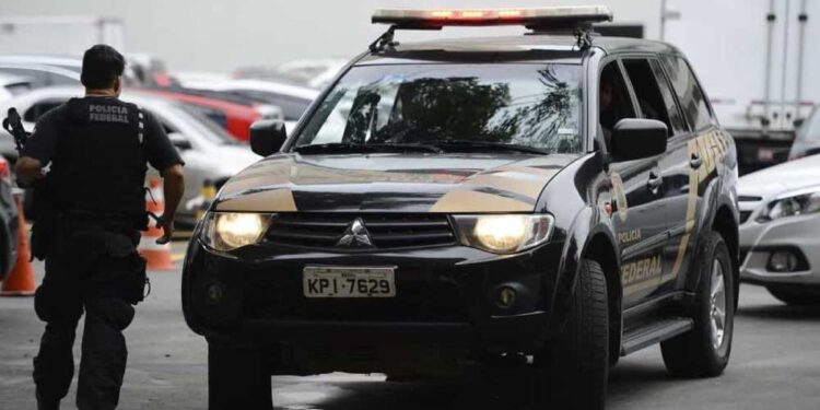 PF cumpre mandados de busca em investigação de fraude em certificados de vacinação contra a Covid-19.