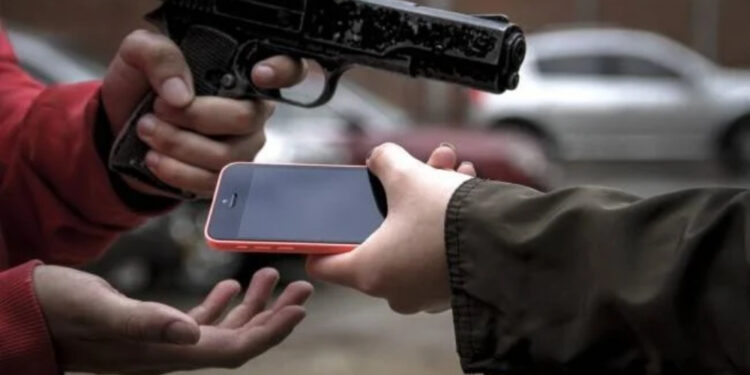 Roubos de celular colocam Recife e Olinda entre as mais afetadas no Brasil, diz Anuário.