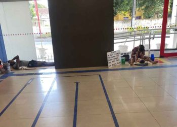 Agência do Bradesco em Casa Amarela se torna abrigo de moradores de rua, segundo clientes.