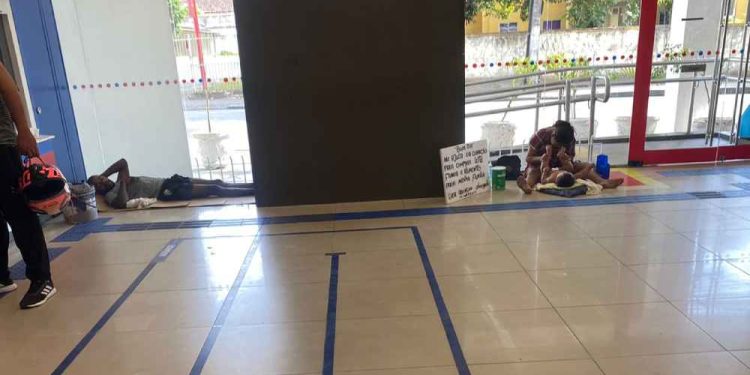 Agência do Bradesco em Casa Amarela se torna abrigo de moradores de rua, segundo clientes.