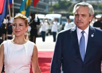 Após denuncias da ex-primeira-dama Fabiola Yañez, apartamento de Alberto Fernández tem operação da polícia.