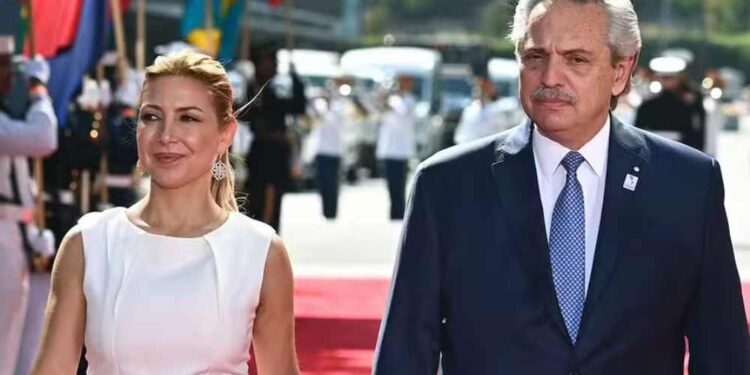 Após denuncias da ex-primeira-dama Fabiola Yañez, apartamento de Alberto Fernández tem operação da polícia.