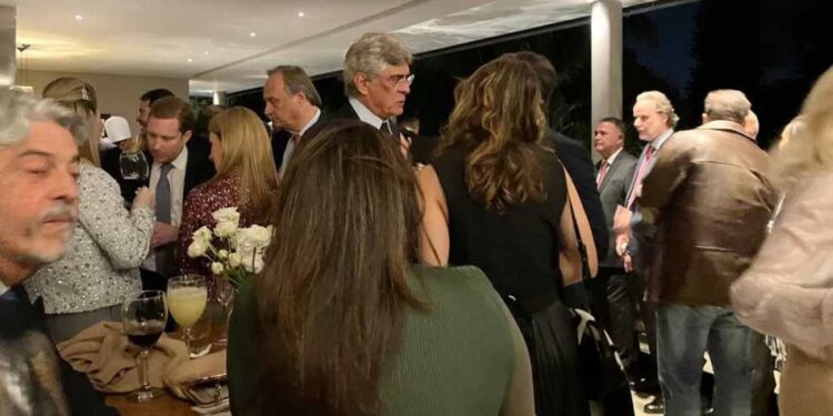 Ministros do STF e do governo Lula se reúnem em festa de aniversário de Gilmar Mendes.