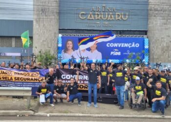 Policiais reunidos em frente ao local da Convenção do PSDB