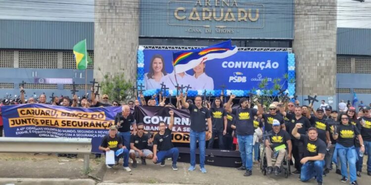 Policiais reunidos em frente ao local da Convenção do PSDB